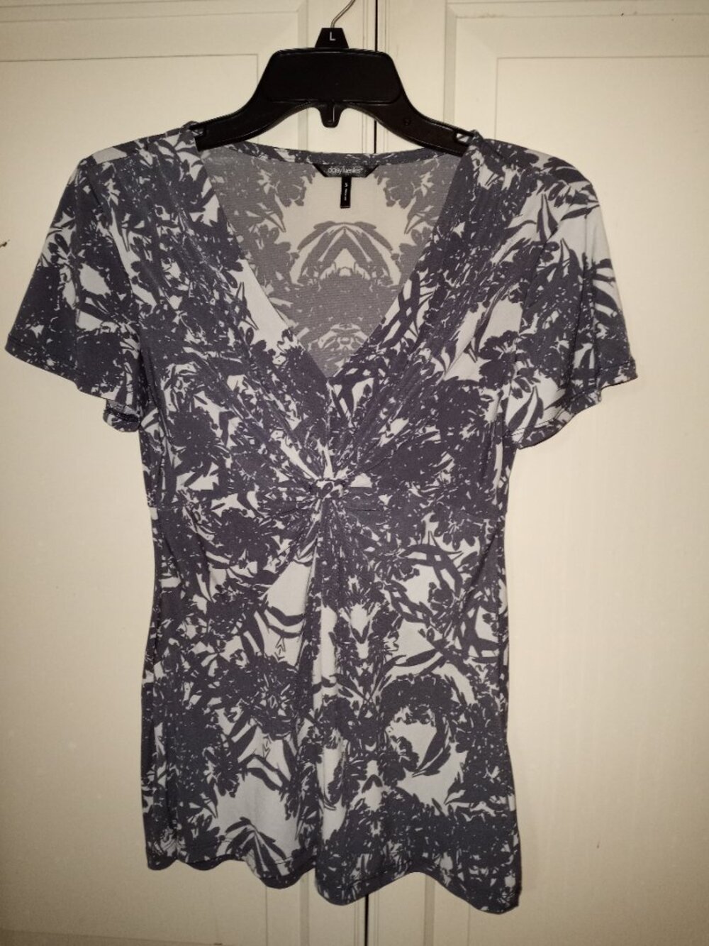 Daisy Fuentes v-neck knit top